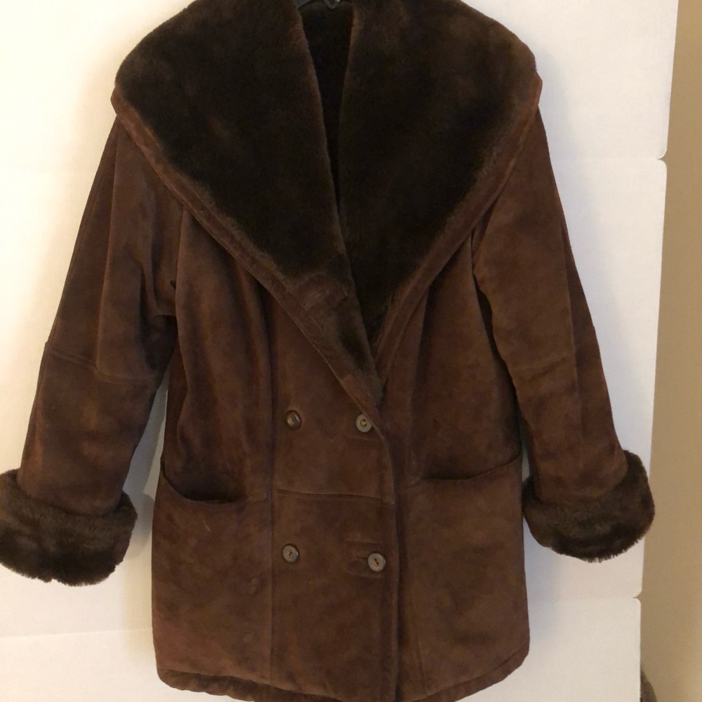 Women's Brown Shearling Coat. Pre owned good condition. SizeSM fits like M